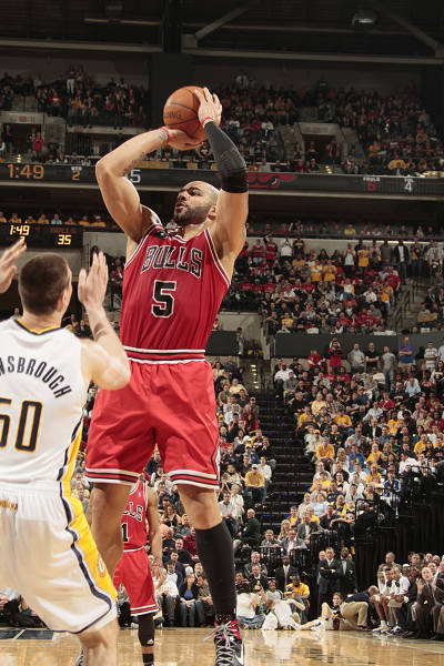 媒体人：杯赛的地板问题太大了，换地板无望应该撕掉所有地贴（媒体人称杯赛地板问题严重，更换无望应全部撕掉地贴）