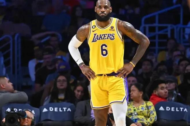 国足集训名单公布，两名新人首次入选引关注（国足集训大名单出炉，两名新秀首入选成焦点）