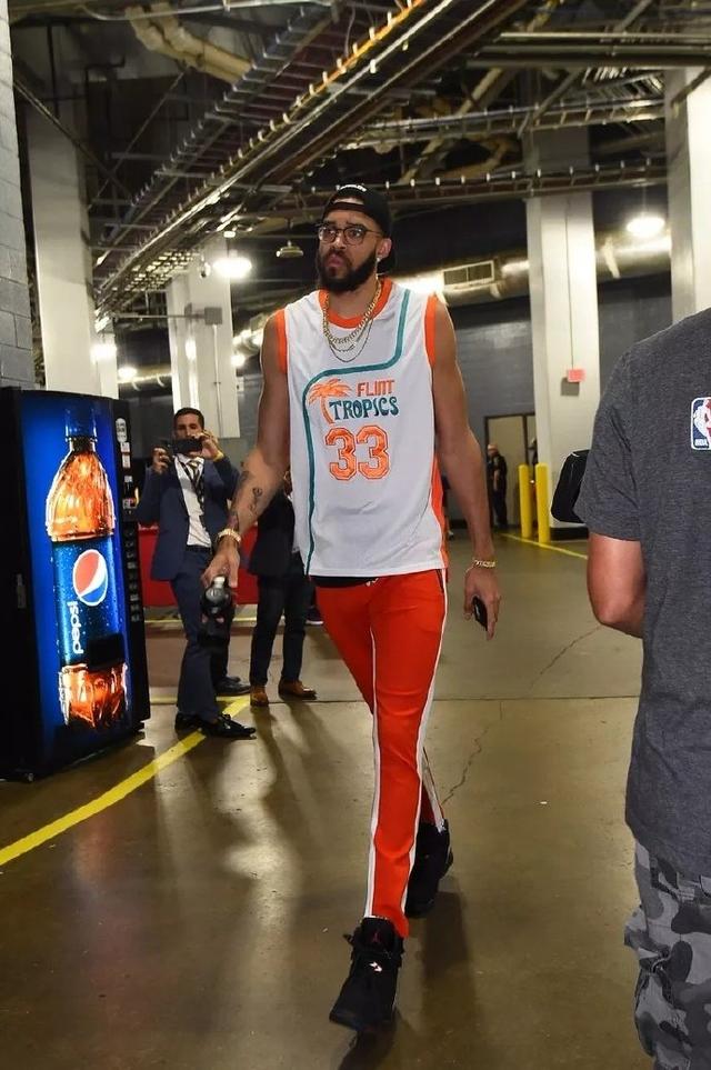 迪亚斯：裁判无视多纳鲁马被侵犯，我们需要统一的判罚标准（迪亚斯：多纳鲁马遭侵犯被裁判忽略，判罚标准亟待统一）