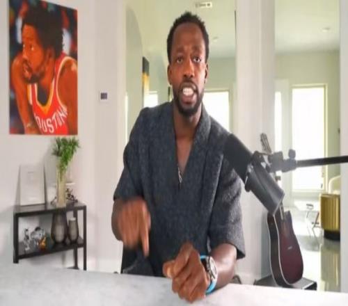 法兰克福球迷在诺坎普球场对巴萨支持者发动投掷袭击（诺坎普球场冲突：法兰克福球迷向巴萨支持者投掷物品）